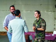 Lors de job datings, Défense mobilité accompagne les militaires vers leur seconde carrière dans la fonction publique mais également les conjoints, soit environ un millier chaque année.