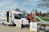 A l’extérieur du camping-car itinérant, des supports de communication sur le harcèlement, les violences sexuelles, etc., permettent de renseigner le public.