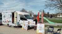 A l’extérieur du camping-car itinérant, des supports de communication sur le harcèlement, les violences sexuelles, etc., permettent de renseigner le public.