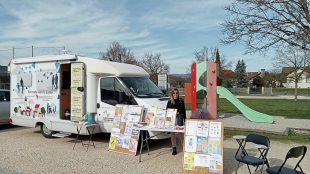 A l’extérieur du camping-car itinérant, des supports de communication sur le harcèlement, les violences sexuelles, etc., permettent de renseigner le public.