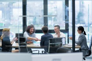 Les directeurs, davantage experts sur la gestion des ressources humaines, participent aux process de recrutement, définissant les besoins sur la base des fiches de poste.