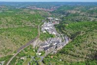 Le projet de renouvellement urbain de l’entrée de ville sud de Cahors vise à repenser le modèle urbain et économique de cette zone d’activités commerciales en faisant d’un risque majeur d’inondation une opportunité de requalification urbaine, avec des unités de logement, lorsqu’il est possible d’en installer.