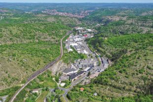 Le projet de renouvellement urbain de l’entrée de ville sud de Cahors vise à repenser le modèle urbain et économique de cette zone d’activités commerciales en faisant d’un risque majeur d’inondation une opportunité de requalification urbaine, avec des unités de logement, lorsqu’il est possible d’en installer.