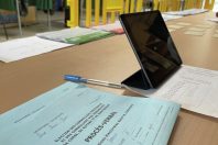 Depuis 2024, l’IA baptisée Mar.IA.nne est intégrée aux tablettes des membres des bureaux de vote de la ville de Drancy.