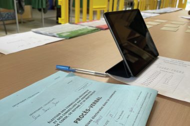 Depuis 2024, l’IA baptisée Mar.IA.nne est intégrée aux tablettes des membres des bureaux de vote de la ville de Drancy.