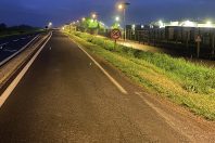 La piste piétons-cyclistes, de 750 mètres et jalonnée de 24 lampadaires équipés de panneaux solaires, relie le bourg à une importante zone commerciale.