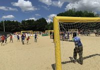 Variante du handball, le sandball répond à l’évolution des pratiques sportives, comme ici, au « Beach Park » de Rennes.