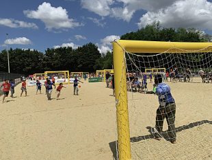 Variante du handball, le sandball répond à l’évolution des pratiques sportives, comme ici, au « Beach Park » de Rennes.