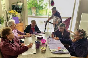 Les chambres sont distribuées de part et d’autre d’un espace collectif, où les personnes souffrant de troubles cognitifs se retrouvent autour d’activités.