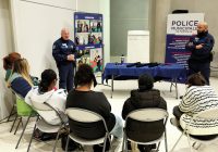 Des élèves ou des volontaires issus de l’opération « Mon stage c’est Marseille » participent à des ateliers au sein du service de la police municipale de la ville.