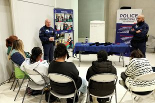 Des élèves ou des volontaires issus de l’opération « Mon stage c’est Marseille » participent à des ateliers au sein du service de la police municipale de la ville.