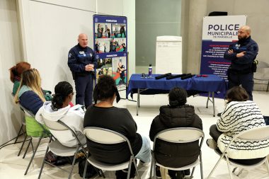 Des élèves ou des volontaires issus de l’opération « Mon stage c’est Marseille » participent à des ateliers au sein du service de la police municipale de la ville.