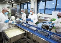 La municipalité est passée au réemploi des contenants, soit une économie de 200 tonnes de barquettes en plastique ou en aluminium par an.