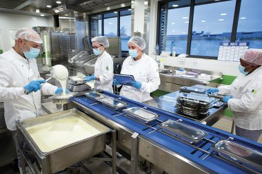 La municipalité est passée au réemploi des contenants, soit une économie de 200 tonnes de barquettes en plastique ou en aluminium par an.