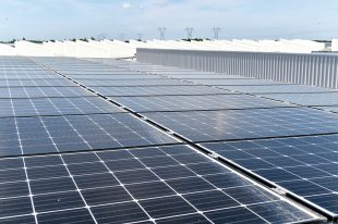 Avec la signature de deux contrats publics d’achat direct d’électricité renouvelable, la collectivité assure 25 % des besoins énergétiques sur vingt ans.