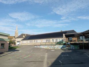 S’il n’est plus intéressant de revendre de l’électricité sur le réseau, l’ACC permet aux collectivités d’étendre la typologie des bâtiments couverts.