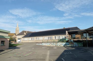 S’il n’est plus intéressant de revendre de l’électricité sur le réseau, l’ACC permet aux collectivités d’étendre la typologie des bâtiments couverts.