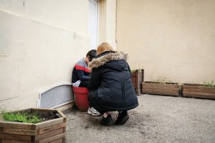 Devant une opportunité de réduction budgétaire, certains départements ont réduit les équipes sociales engagées auprès des jeunes.