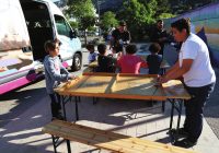 Assurer une présence dans des quartiers sensibles en soirée permet aux jeunes de se rencontrer et d’échanger, comme ici autour du jeu.