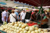 Un marché aux légumes en ville