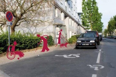 Le stationnement sur les places réservées aux personnes à mobilité réduite