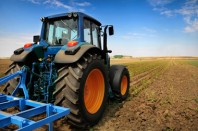 Travail de la terre en tracteur