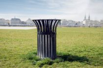 Poubelle dans un parc