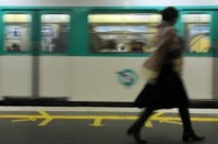 metro rame femme quai