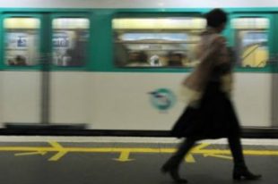 metro rame femme quai