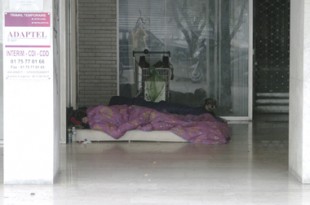 Un SDF dort dehors