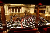 Faute de majorité claire à l’Assemblée nationale, le Sénat imprime sa cadence et multiplie les réformes destinées aux collectivités.