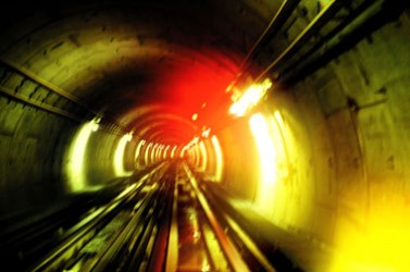 Tunnel de train ferroviaire lumières